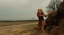【热门动图】妹子教你怎么用锄头打飞机!-GIF发源地