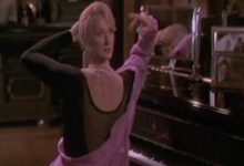 【飞越长生】电影gif 脖子扭到背后来了?没事转过来就好-GIF发源地