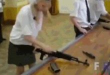 【The young Russian girl with AK】战斗民族妹子，30秒组装AK！-GIF发源地