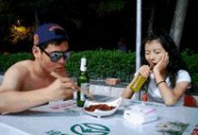 一男一女吃饭，女的牙齿开瓶盖-GIF发源地