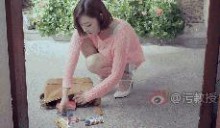 有一部电影女主角出门摔倒包里的避孕套掉了出来被男朋友发现了-GIF发源地